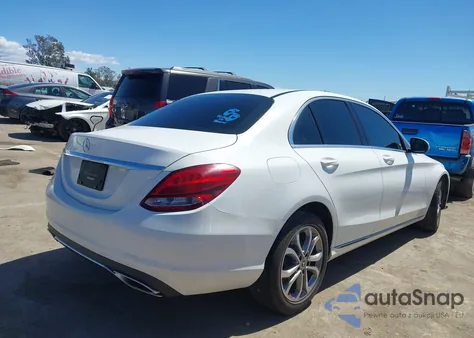 2017 Mercedes-Benz C 300 Luxury/Sport z USA, uszkodzony, nr VIN 55SWF4JB7HU227987